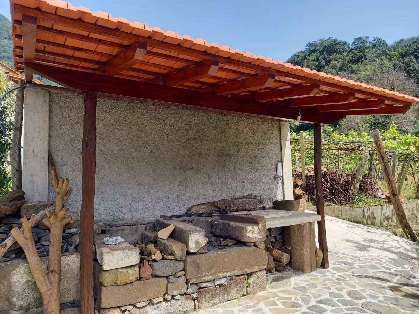 Zona coberta de churrasco com lenha
